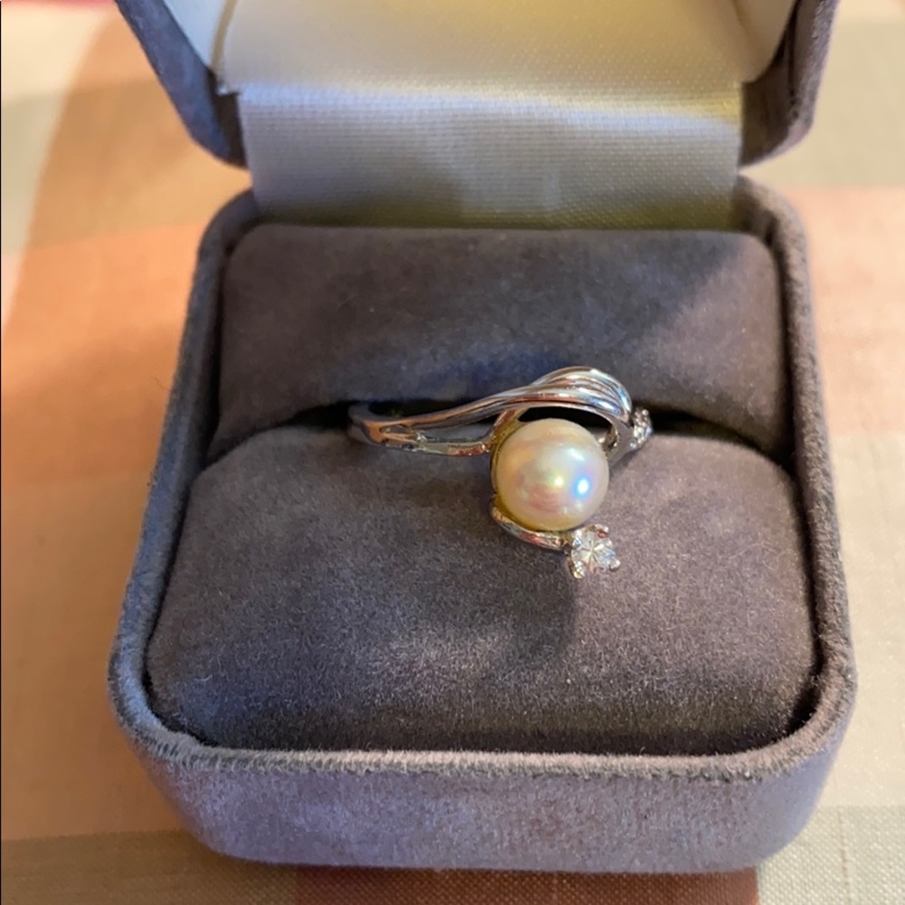 Authentic Pearl with 1 Fake Diamond on Silver band